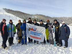 Ветераны СВО обучаются горнолыжному спорту.